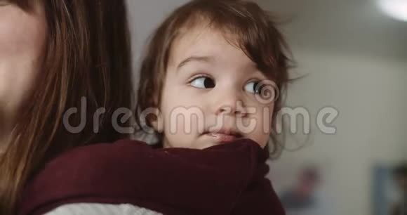 一个可爱有趣的小学步女孩和妈妈玩的肖像视频的预览图
