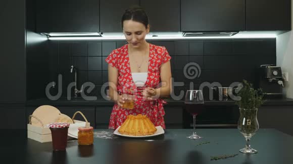 快乐女孩用水果装饰烤派年轻微笑的女人装饰烘焙自制蛋糕在现代专业厨房港口视频的预览图