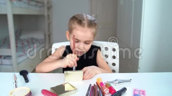 小女孩自己在家化妆美容博客彩色腮红视频的预览图
