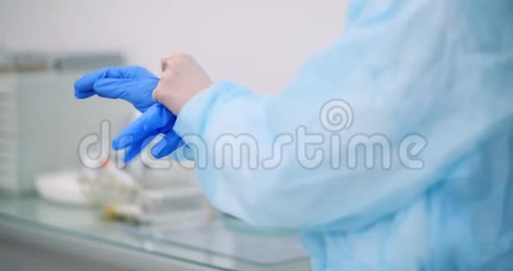 海尔特护理诊所医生双手戴蓝色防护手套视频的预览图
