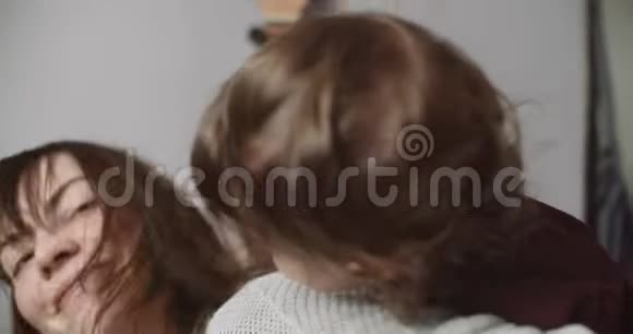 一个可爱有趣的小学步女孩和妈妈玩的肖像视频的预览图