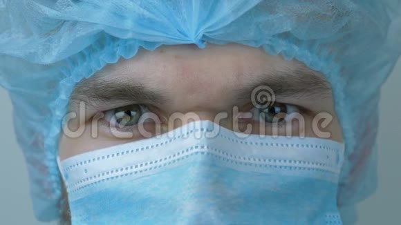保护医疗设备的年轻男性科学家的肖像关闭医生在医疗面罩和帽子流行病保护视频的预览图