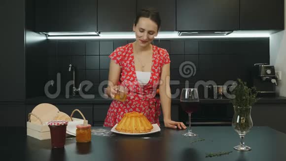职业家庭厨房年轻快乐女人的肖像有魅力的家庭主妇在现代厨房准备烤派高加索人视频的预览图