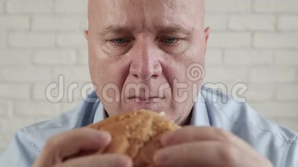饥饿的人吃美味的汉堡在快餐店享受美味的小吃视频的预览图