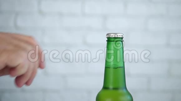 口渴的人用手打开一瓶冰镇啤酒视频的预览图