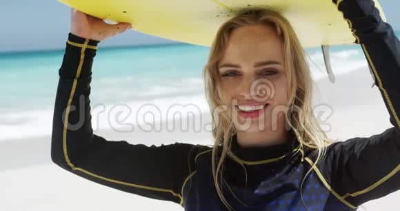 在海滩上拿着冲浪板的女人视频的预览图