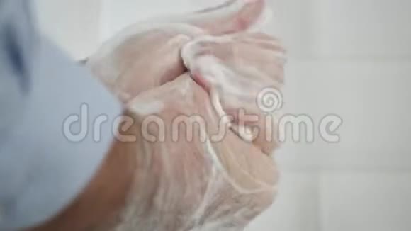 人用肥皂和清水洗手防止病毒感染视频的预览图
