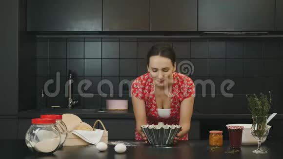 女人把蛋糕放进烤箱年轻迷人的女性烹饪派在现代专业厨房家庭主妇准备圣诞蛋糕视频的预览图