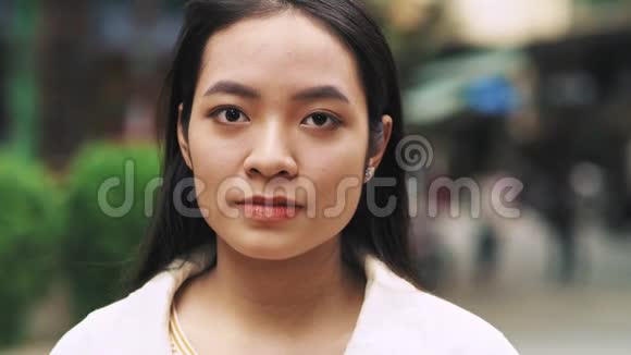 城市中微笑的越南女人的肖像视频的预览图
