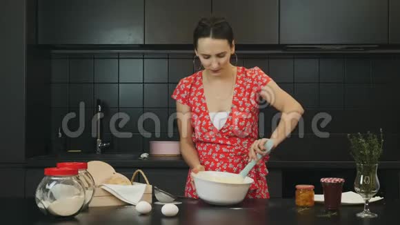 漂亮的年轻妈妈在现代厨房里做圣诞派职业厨房里迷人的白种人女人的肖像广告视频的预览图
