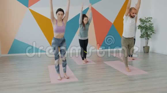 在瑜伽工作室做平衡脚垫的运动缓慢视频的预览图