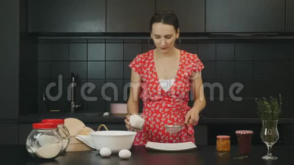 成人快乐女孩在现代厨房做饭职业家庭厨房年轻女性的肖像有吸引力的女性面粉视频的预览图