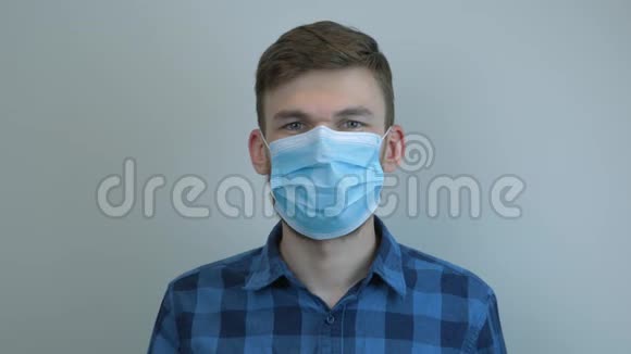 人摘下防护医用口罩检疫后用力呼吸戴医用口罩的白种人男性视频的预览图