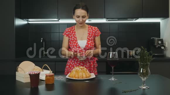 吸引人的年轻女人在现代厨房做饭和尝试配料的肖像美丽的女性微笑着拍照准备视频的预览图