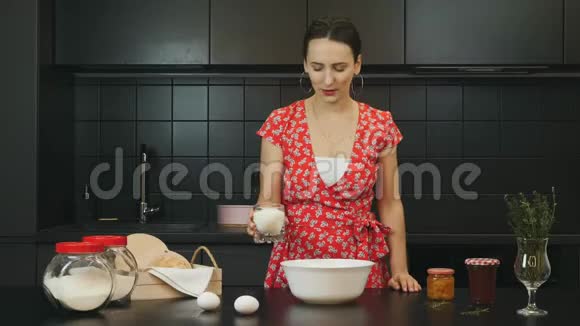 现代厨房里的女人在面团中添加配料年轻的专业厨师在餐厅厨房做甜派家庭主妇视频的预览图