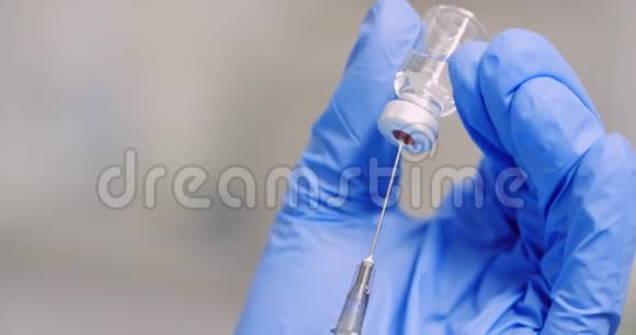 医生用注射器注射疫苗准备注射COVID19视频的预览图