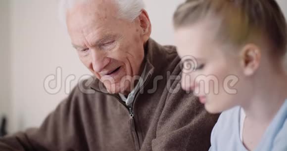 老人退休微笑老人与孙女交谈视频的预览图
