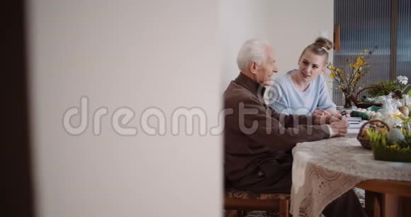 复活节快乐妇女和老人在复活节期间交谈视频的预览图