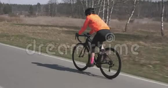 女人骑自行车骑自行车女性骑着自行车运动员训练很努力三项全能概念视频的预览图