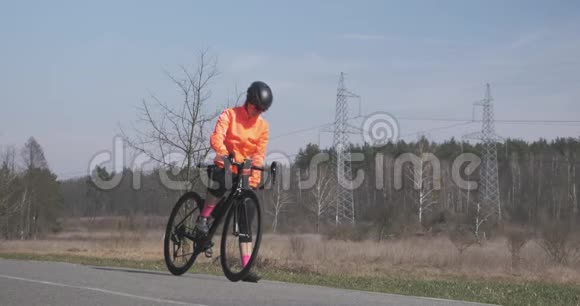 骑车前喝瓶饮料女性头盔和自行车服装饮用水女子越野自行车肖像视频的预览图