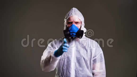 医生穿着防护服戴着护目镜和呼吸器用手指对着摄像机视频的预览图