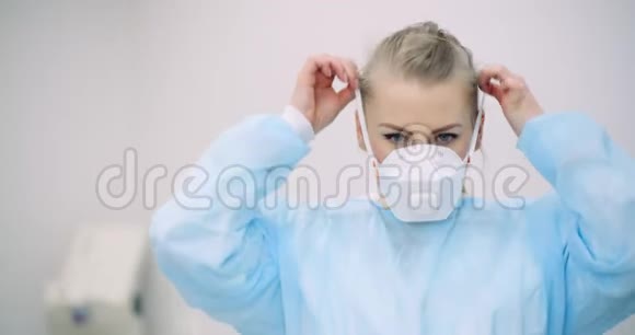 医院医生戴防护面罩的肖像科维德19冠状病毒视频的预览图