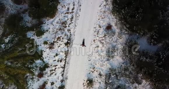 女人在雪地上玩耍的空中镜头视频的预览图