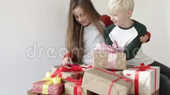 一个男孩和一个女孩做了很多礼物视频的预览图