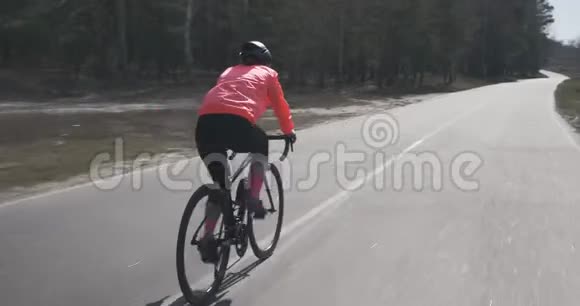 女自行车运动员在自行车上刻苦训练女人正在加紧骑自行车三项运动员骑公路自行车女运动员踏板视频的预览图