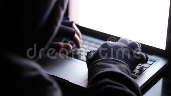 黑客从笔记本电脑上窃取数据关闭视频的预览图