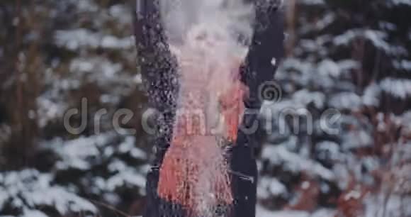 手中的雪积极的女人扔雪视频的预览图
