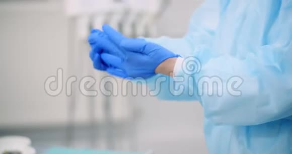 海尔特护理诊所医生双手戴蓝色防护手套视频的预览图