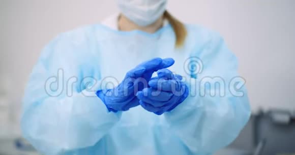 医生脱下保护手套视频的预览图