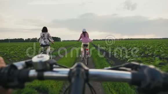 家庭在农村骑自行车视频的预览图