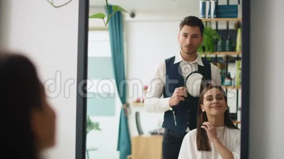 美发店的发型师和女顾客视频的预览图