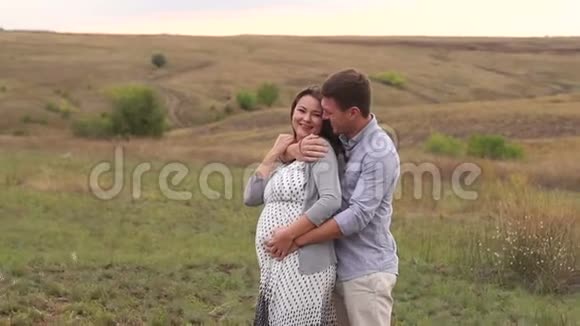 外地怀孕夫妇的户外肖像天生快乐的怀孕夫妇视频的预览图