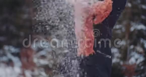 手中的雪积极的女人扔雪视频的预览图
