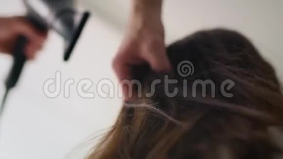 女人在理发店里晒头发视频的预览图