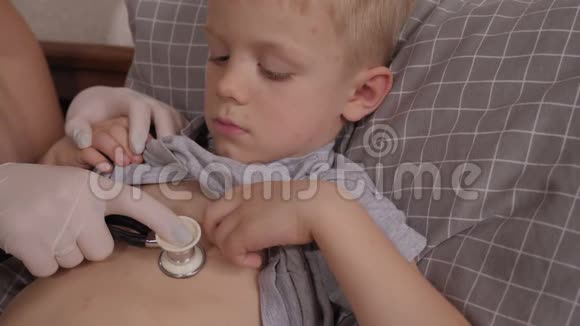 医生用听诊器检查一个患有水痘的小孩视频的预览图