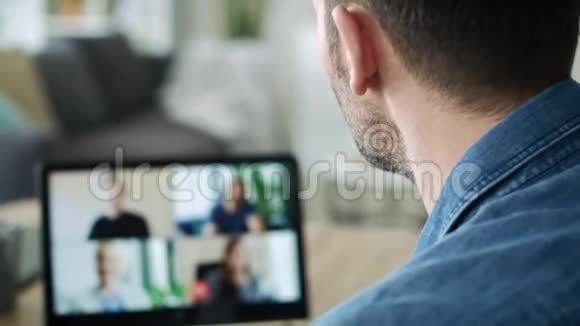家庭办公室期间的视频会议用红氦相机拍摄8K视频的预览图