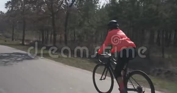 女三项运动员骑自行车戴头盔的女人骑自行车女孩骑自行车自行车和铁人三项运动的概念视频的预览图