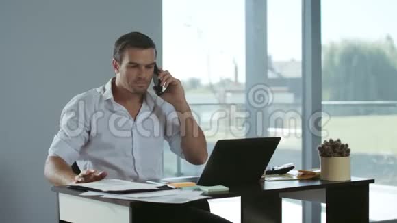 商人用手机上班集中自由职业者的电话视频的预览图