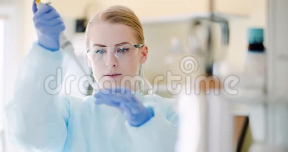 有吸管的女科学家在实验室分析液体视频的预览图
