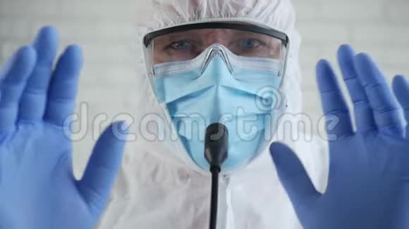 穿着保护服在医学新闻发布会上谈论冠状病毒流行视频的预览图