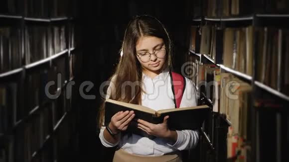 戴眼镜的女孩在图书馆看书视频的预览图