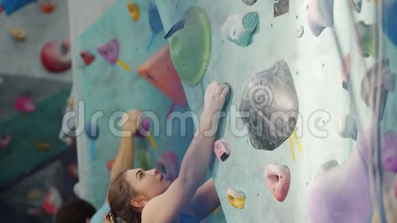 女孩和男运动员一起在室内攀岩视频的预览图