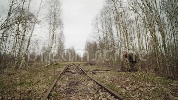 白种人工人在秋天的森林中在铁路上切换轨道的箭头机制视频的预览图