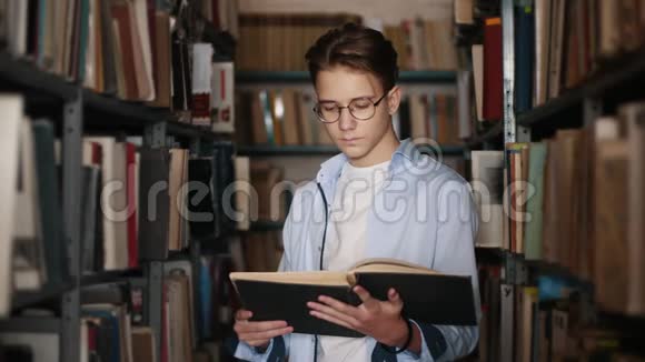图书馆里有本书的少年画像视频的预览图