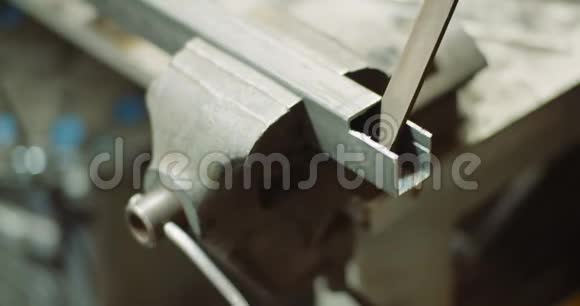 工业工人用金属锉打磨金属视频的预览图