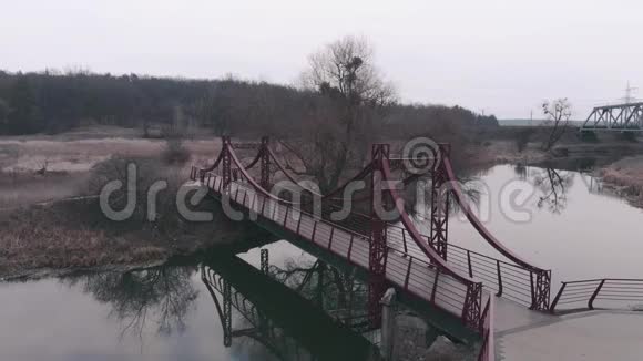 在桥上奔跑的情侣男人和女人在公园里和河和桥一起慢跑男女运动员参加娱乐活动视频的预览图